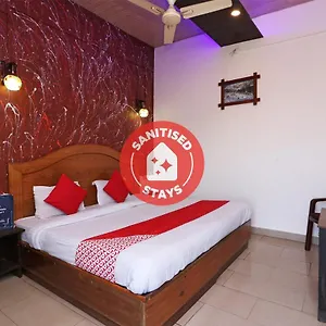 Oyo 73902 Vyttila Residency Hotel